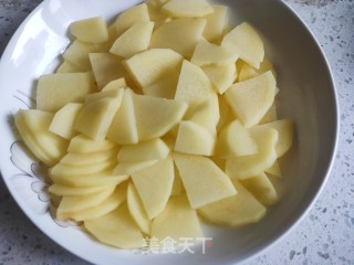 青虾豌豆炒土豆片的做法步骤：1
