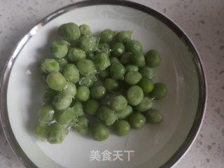 青虾豌豆炒土豆片的做法步骤：3