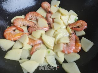 青虾豌豆炒土豆片的做法步骤：6
