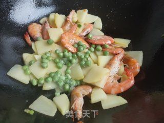 青虾豌豆炒土豆片的做法步骤：7