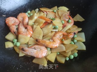 青虾豌豆炒土豆片的做法步骤：8