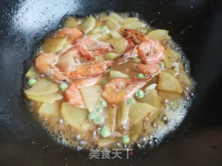 青虾豌豆炒土豆片的做法步骤：9