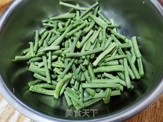 豆角炒五花肉的做法步骤：1