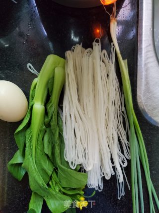 卧蛋菜心汤米粉的做法步骤：1