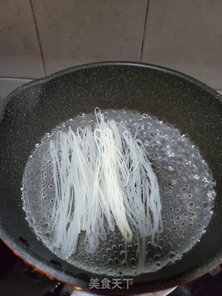卧蛋菜心汤米粉的做法步骤：2