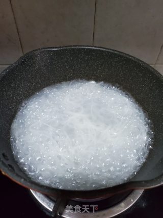 卧蛋菜心汤米粉的做法步骤：3