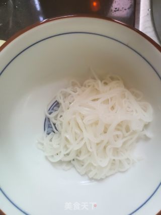 卧蛋菜心汤米粉的做法步骤：4