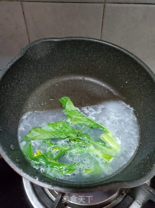 卧蛋菜心汤米粉的做法步骤：8