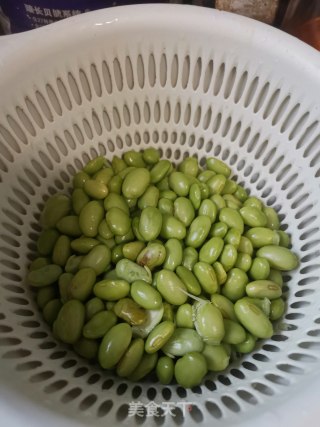 萝卜干炒毛豆的做法步骤：2