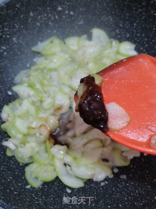 黄豆酱炒蒲瓜的做法步骤：5