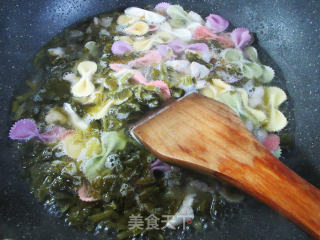 五花肉咸菜蝴蝶面的做法步骤：5