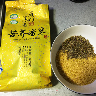 小米苦荞粥，最简单的食材，搭配不简单的组合，料理出不一样的风味的做法步骤：1