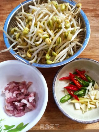 黄豆芽炒肉丝的做法步骤：1