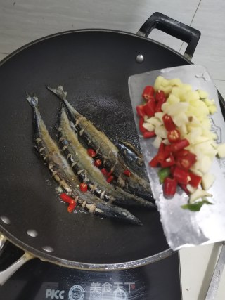 红烧秋刀鱼的做法步骤：4