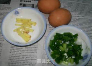 小螃蟹炒鸡蛋的做法步骤：2