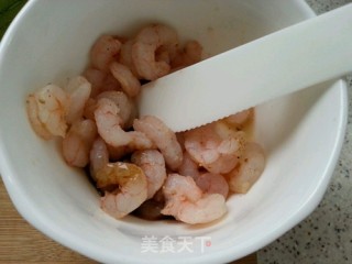 糖醋虾仁的做法步骤：1