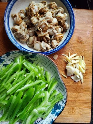 辣椒炒扇贝肉的做法步骤：2