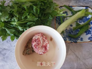 芹菜尖椒猪肉馅水饺的做法步骤：1