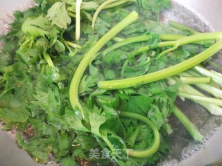 芹菜尖椒猪肉馅水饺的做法步骤：2