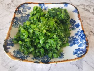 芹菜尖椒猪肉馅水饺的做法步骤：3