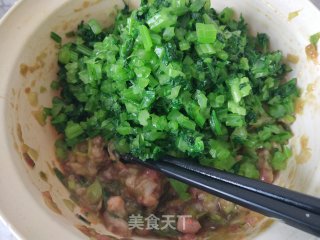 芹菜尖椒猪肉馅水饺的做法步骤：7