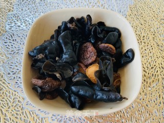 火麻仁鸡腿烧干笋的做法步骤：5