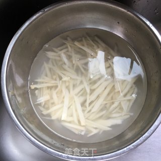 炸藕条的做法步骤：2