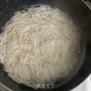肉饼花甲汤面的做法步骤：8