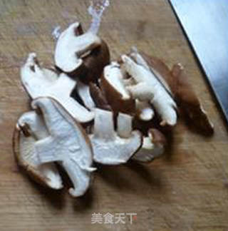 香菇咸肉花菜汤的做法步骤：4