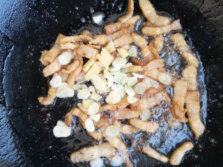 五花肉炒苦瓜的做法步骤：6
