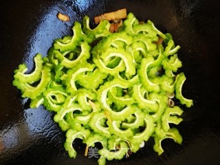 五花肉炒苦瓜的做法步骤：7