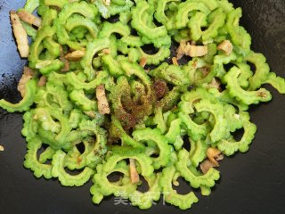 五花肉炒苦瓜的做法步骤：8