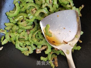 五花肉炒苦瓜的做法步骤：10