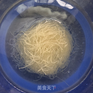 肉饼花甲汤米粉的做法步骤：2