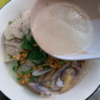 肉饼花甲汤米粉的做法步骤：13