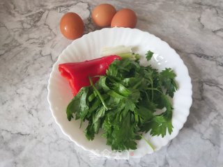 芹菜叶肉末煎蛋的做法步骤：1