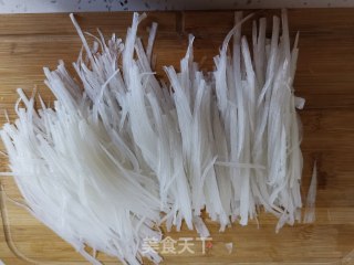 萝卜丝鲫鱼汤的做法步骤：2