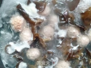 木耳莲藕丸子汤的做法步骤：11