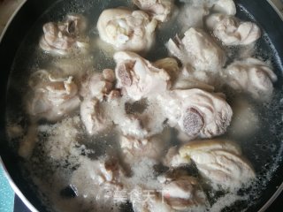 白玉菇虫草花鸡腿汤的做法步骤：2