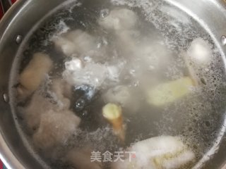 白玉菇虫草花鸡腿汤的做法步骤：5