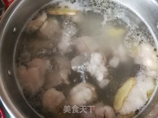 白玉菇虫草花鸡腿汤的做法步骤：6