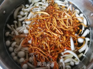 白玉菇虫草花鸡腿汤的做法步骤：9