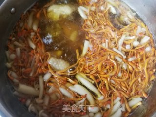 白玉菇虫草花鸡腿汤的做法步骤：10