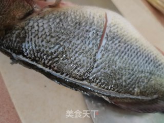 清蒸鲈鱼的做法步骤：1