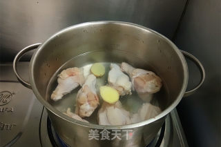 莲藕玉米炖鸡翅根的做法步骤：2