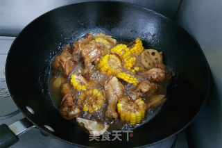 莲藕玉米炖鸡翅根的做法步骤：8