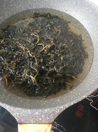 马齿苋干烧五花肉的做法步骤：2