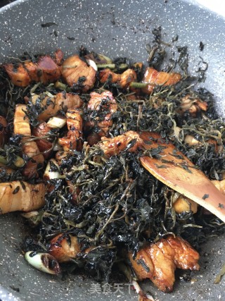 马齿苋干烧五花肉的做法步骤：17