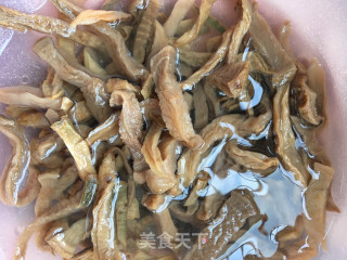 泡椒炒咸菜干的做法步骤：1