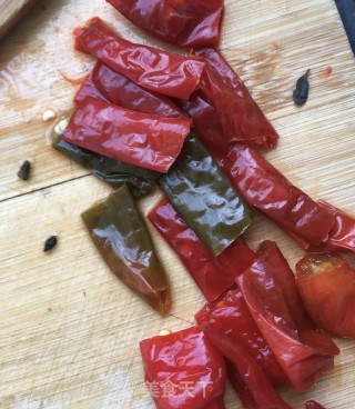 泡椒炒咸菜干的做法步骤：4